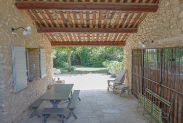 MAGNIFIQUE BASTIDE EN PIERRE AVEC VUES PANORAMIQUES ET PISCINE CHAUFFÉE À proximité de Roussillon – Au cœur du Luberon