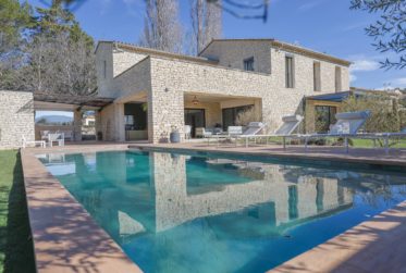 MAGNIFIQUE PROPRIÉTÉ CONTEMPORAINE AVEC PISCINE CHAUFFÉE
