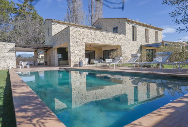 MAGNIFIQUE PROPRIÉTÉ CONTEMPORAINE AVEC PISCINE CHAUFFÉE
