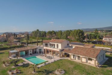 PROPRIÉTÉ CONTEMPORAINE D'EXCEPTION AVEC VUES PANORAMIQUES Au cœur du Luberon, à quelques minutes de Roussillon