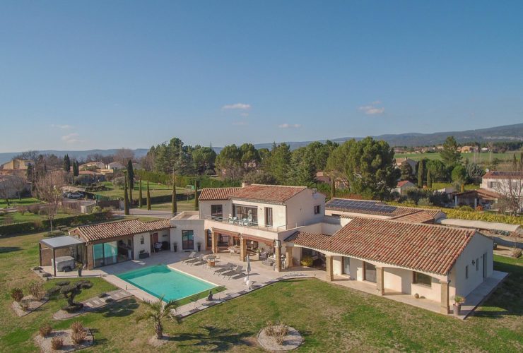 PROPRIÉTÉ CONTEMPORAINE D'EXCEPTION AVEC VUES PANORAMIQUES Au cœur du Luberon, à quelques minutes de Roussillon
