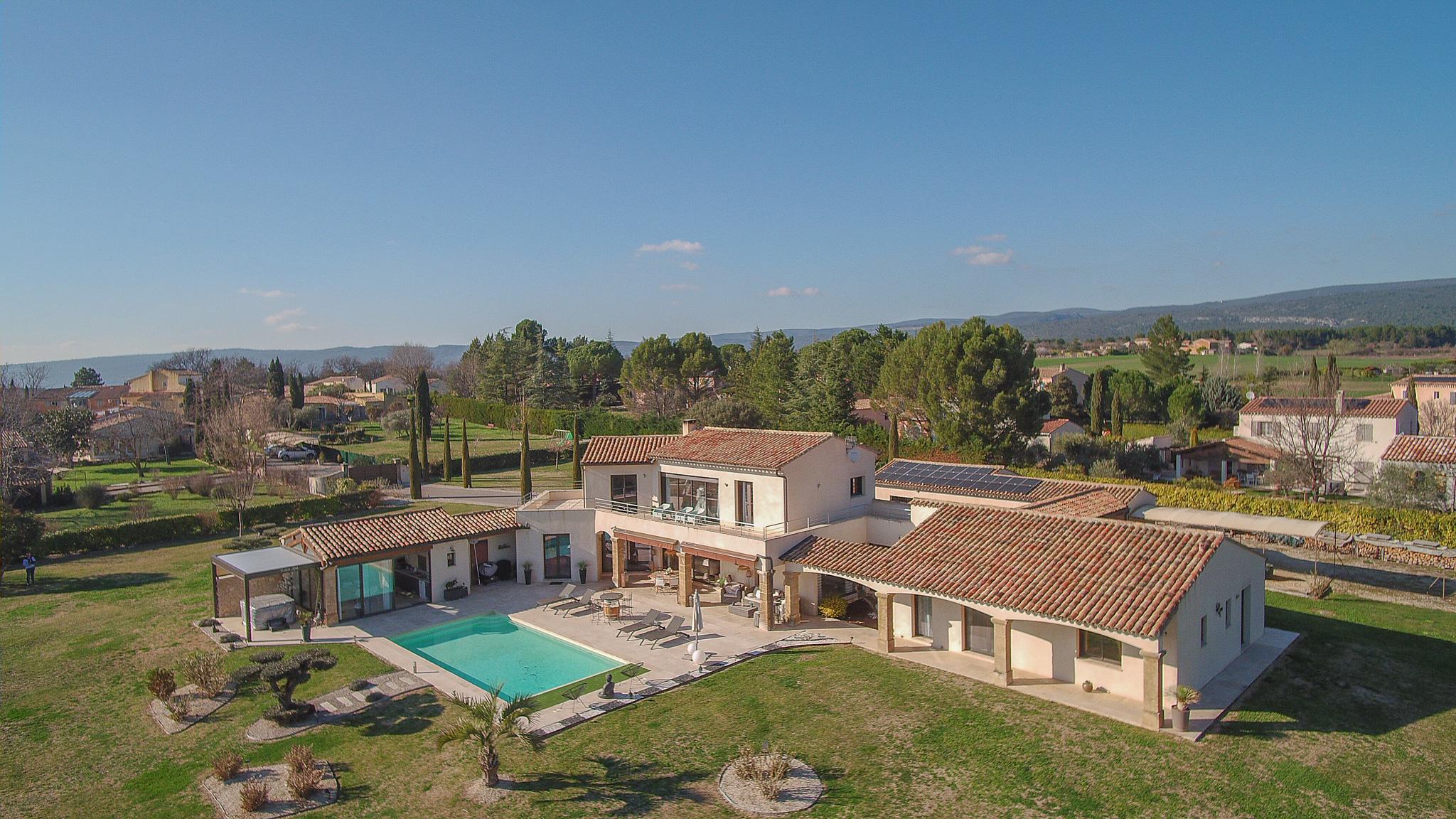 PROPRIÉTÉ CONTEMPORAINE D'EXCEPTION AVEC VUES PANORAMIQUES Au cœur du Luberon, à quelques minutes de Roussillon