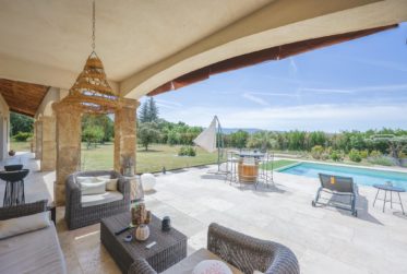 PROPRIÉTÉ CONTEMPORAINE D'EXCEPTION AVEC VUES PANORAMIQUES Au cœur du Luberon, à quelques minutes de Roussillon