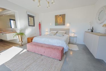 MAGNIFIQUE PROPRIÉTÉ CONTEMPORAINE AVEC PISCINE CHAUFFÉE