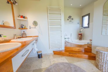 PROPRIÉTÉ CONTEMPORAINE D'EXCEPTION AVEC VUES PANORAMIQUES Au cœur du Luberon, à quelques minutes de Roussillon