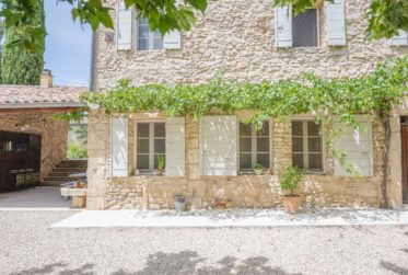 MAGNIFIQUE BASTIDE EN PIERRE AVEC VUES PANORAMIQUES ET PISCINE CHAUFFÉE À proximité de Roussillon – Au cœur du Luberon