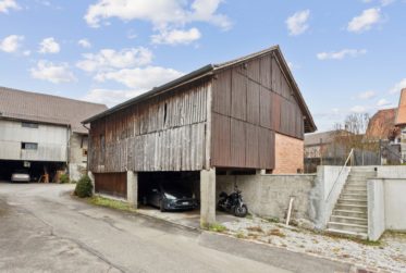 Propriété composée de trois bâtiments à rénover entièrement, répartis sur deux parcelles totalisant 534 m², offrant un important potentiel de transformation.