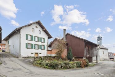 Propriété composée de trois bâtiments à rénover entièrement, répartis sur deux parcelles totalisant 534 m², offrant un important potentiel de transformation.