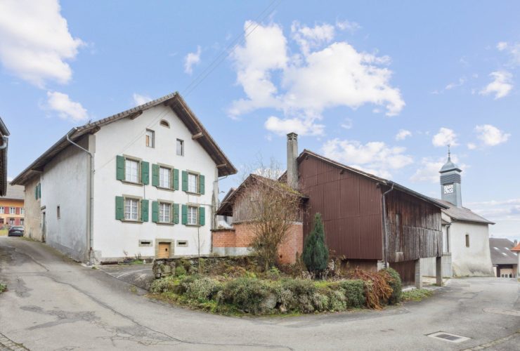 Propriété composée de trois bâtiments à rénover entièrement, répartis sur deux parcelles totalisant 534 m², offrant un important potentiel de transformation.