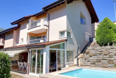 Superbe maison 6,5 pièces avec un dégagement et vue d'exception