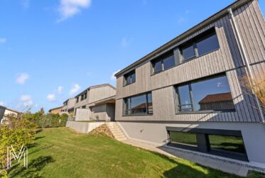 MAGNIFIQUE MAISON INDIVIDUELLE CONTEMPORAINE DE 5,5 PIÈCES - Architecture en bois, confort moderne et qualité de vie entre Fribourg et Bulle